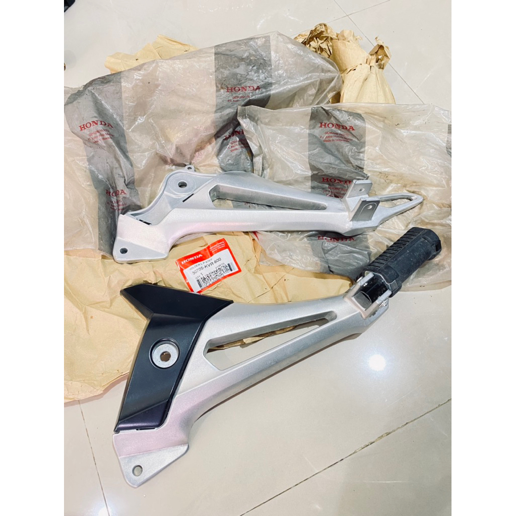 step footstep injekan belakang STEP KIRI SUPRA X 125 BATMAN SERI BELAKANG TROMOL  & REVO 100 50705-K