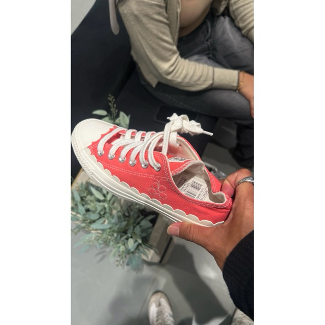 Preloved Chuck Taylor all star flowers pink