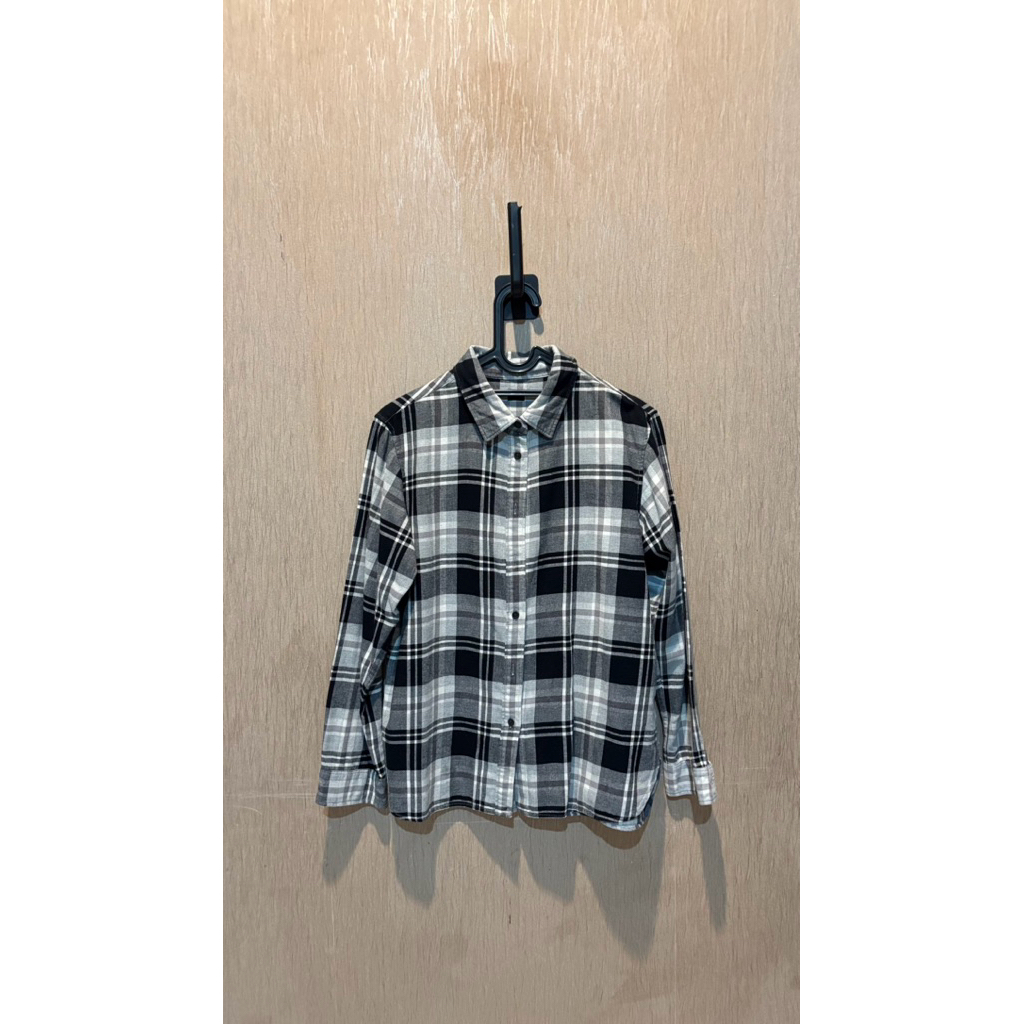 [PRELOVED] UNIQLO Flannel Striped Shirt Black White Kemeja