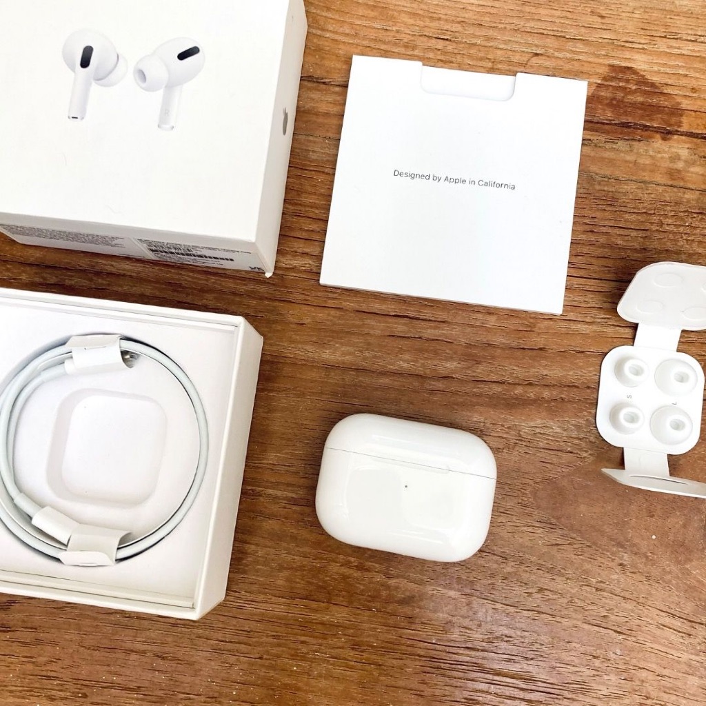 full set Apple AirPods Pro 1 with Magsafe Charging Case excellent condition like new