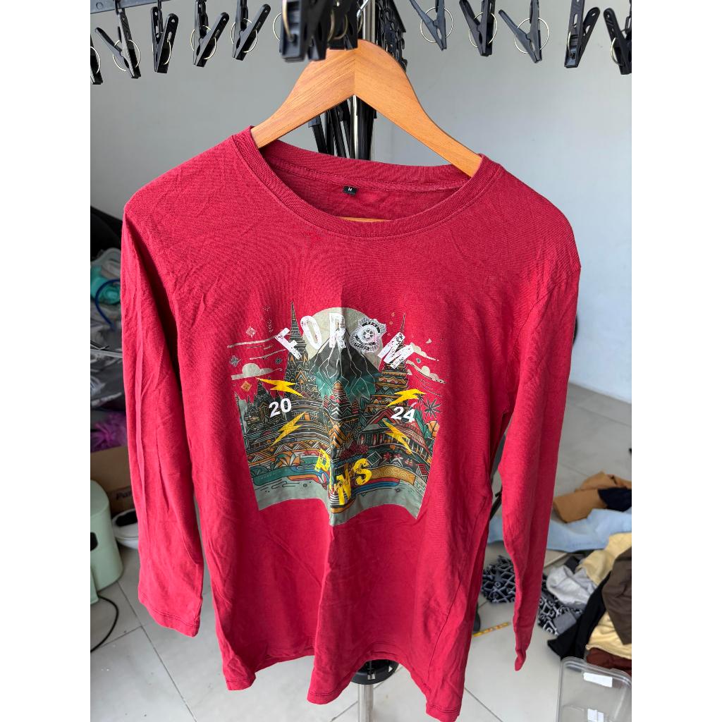 Kaos Lengan Panjang Merah Maroon Cetakan Grafik Forum PPNS 2024