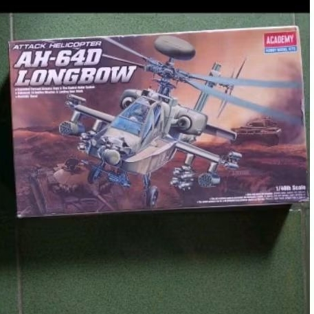 model kit helikopter AH-64 (1:48)