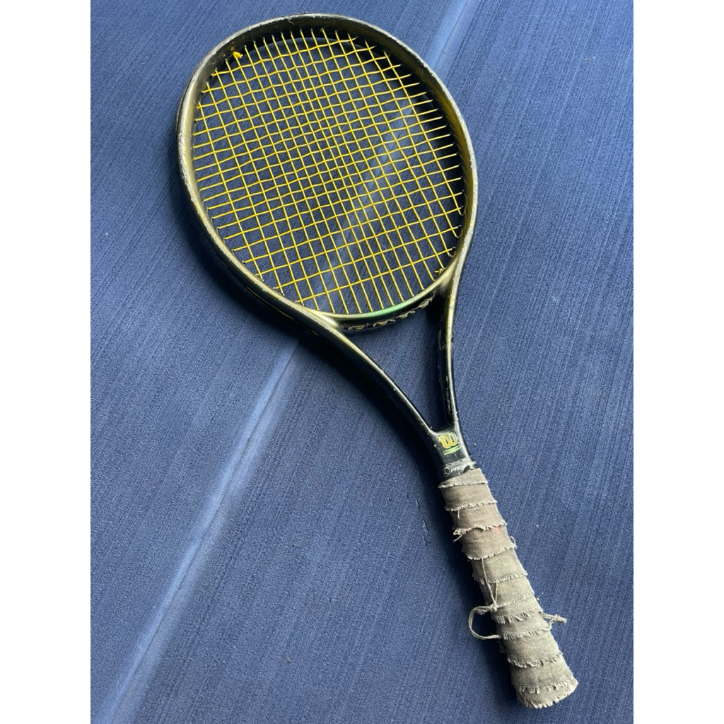 Raket tennis Wilson Hammer 2.7 dengan PWS (Perimeter Weighting System).