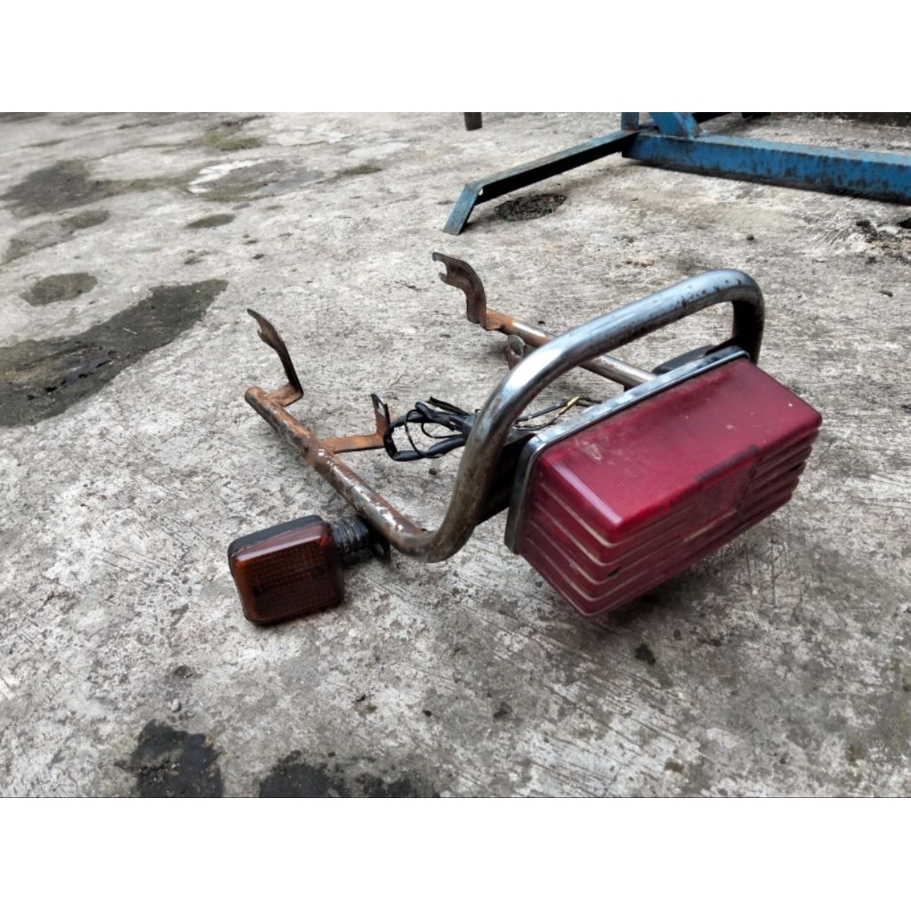 Begel/behel set lampu belakang a100 x super/econos lama