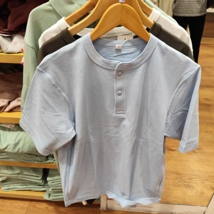 Kaos Waffle Kerah Henley Lengan Pendek Pria Uniqlo (Unisex)