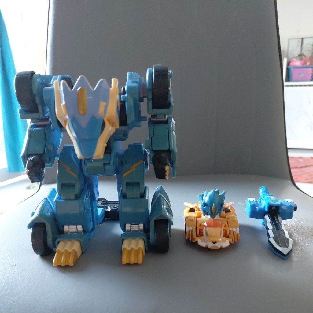 YOUNG TOYS
Monkart Leo Megaroid

