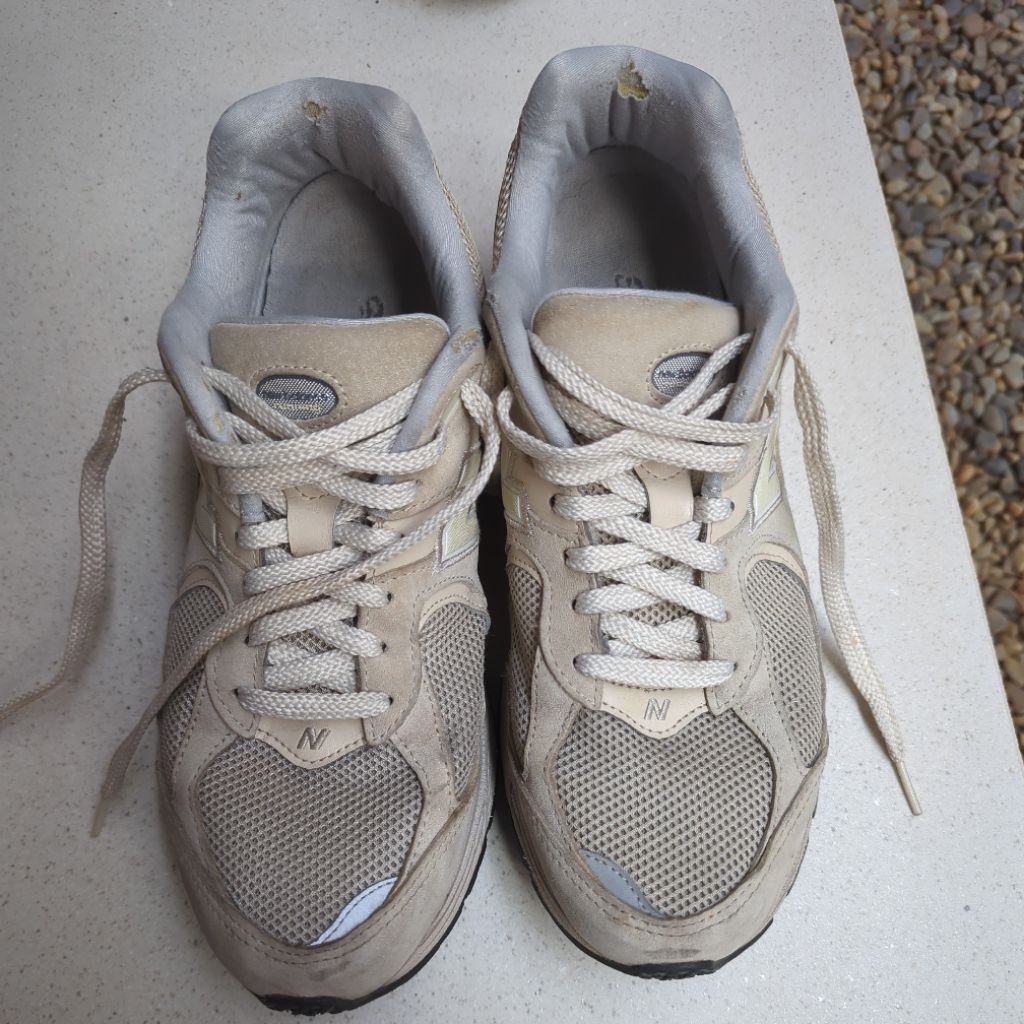 Preloved New Balance 2002R Beige size 45 / 11M