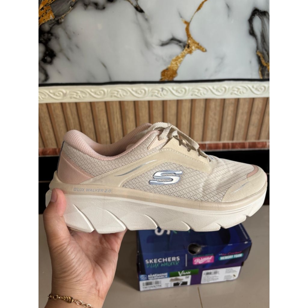 Sepatu Skechers D'Lux Walker 2