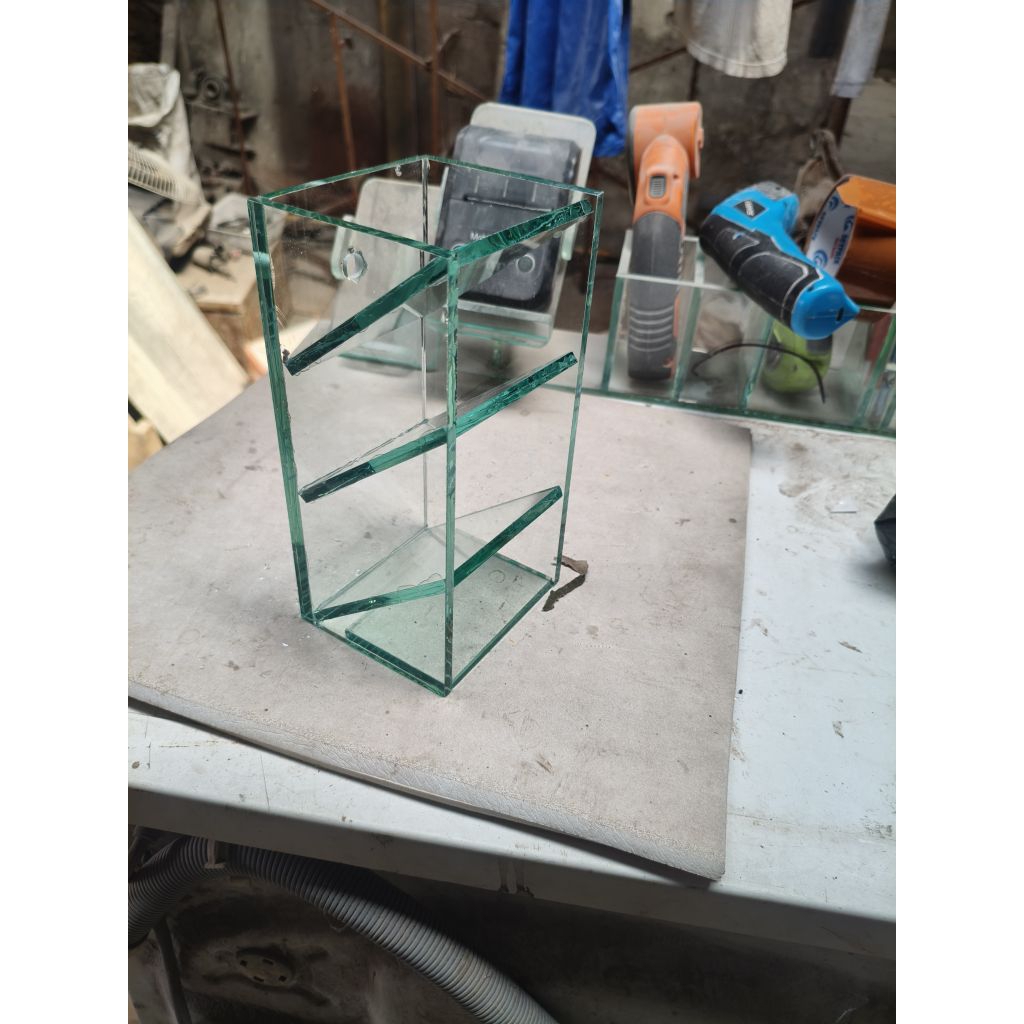 tempat penyimpanan serba guna bahan kaca tebal 6 mm Asahi tinggi 20 cm, p x l 10 cm, bisa di letakka