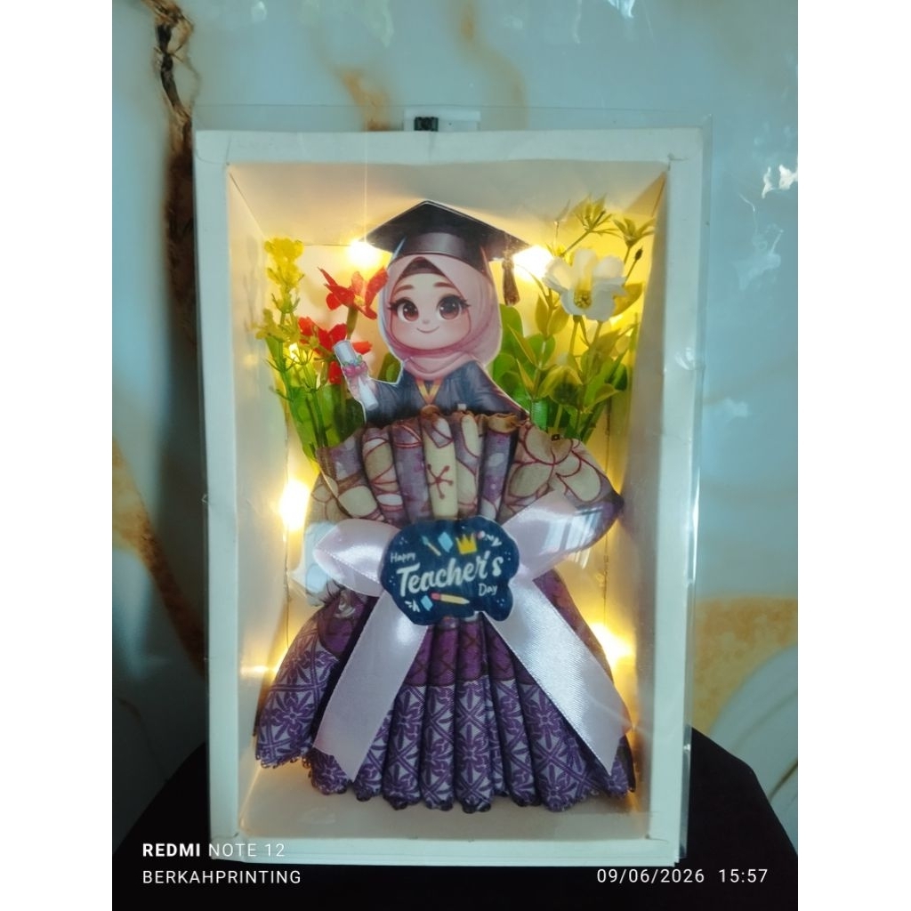 kado wisuda (jilbab azara kado wisuda)