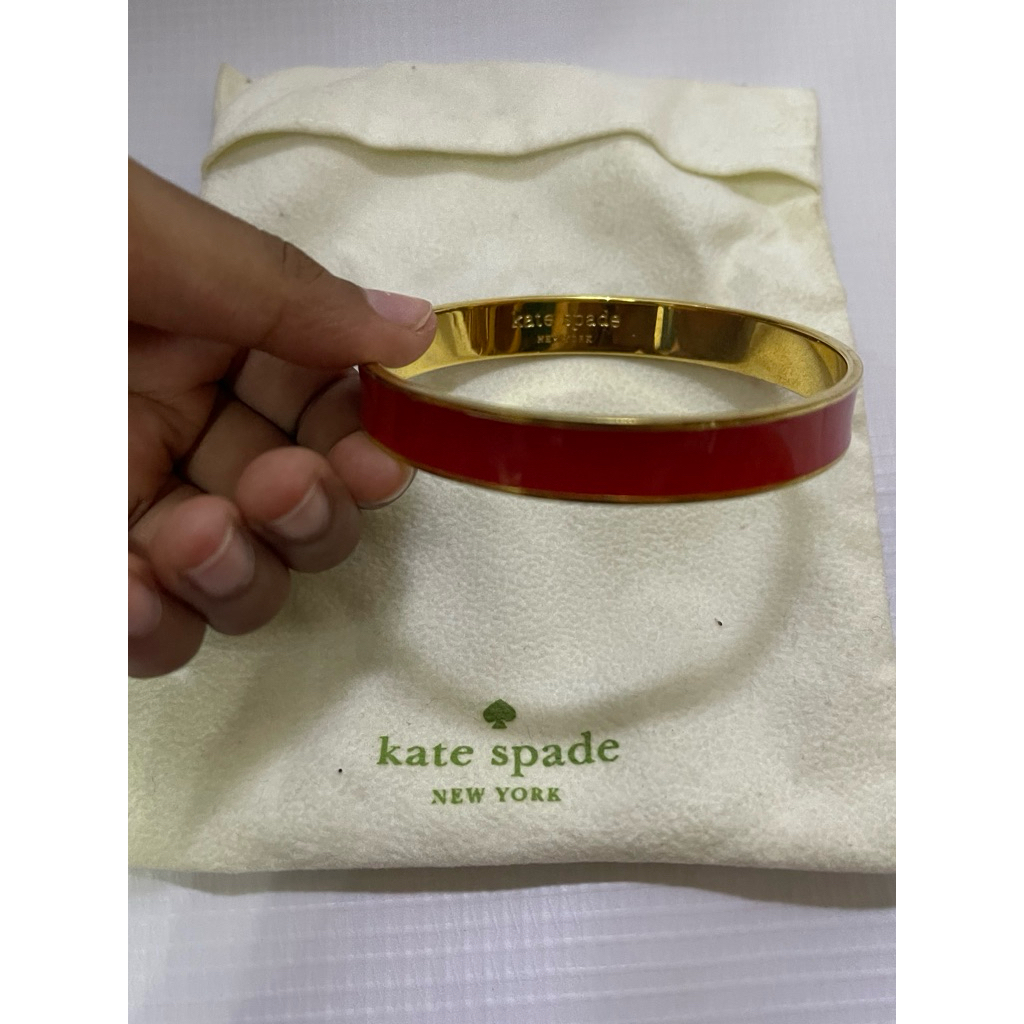 GELANG KATE SPADE “RED LETTER DAY” ENAMELED BANGLE