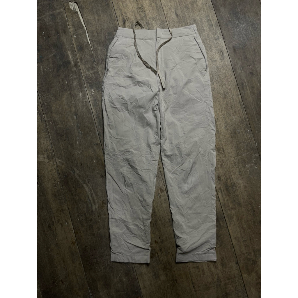 celana UNIQLO Windproof Warm Easy Pants.