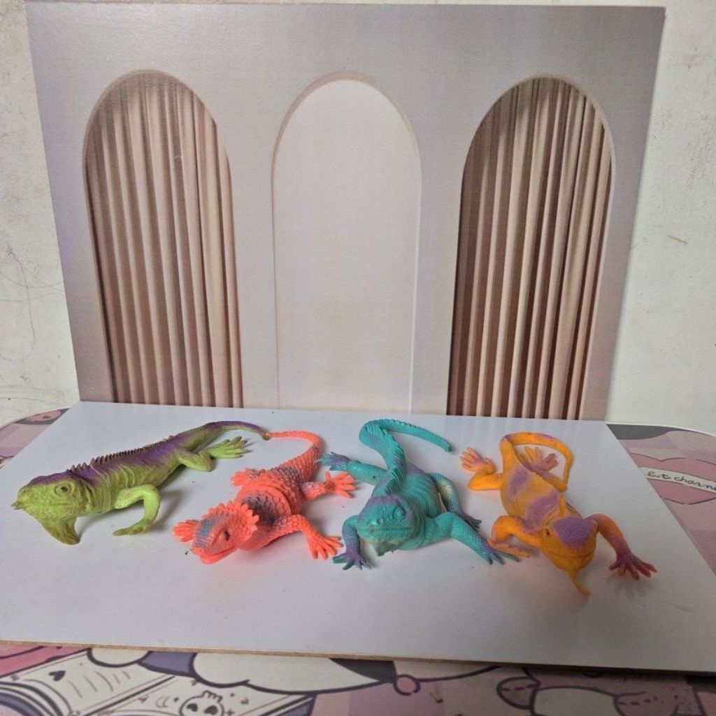 mainan hewan iguana dan kadal