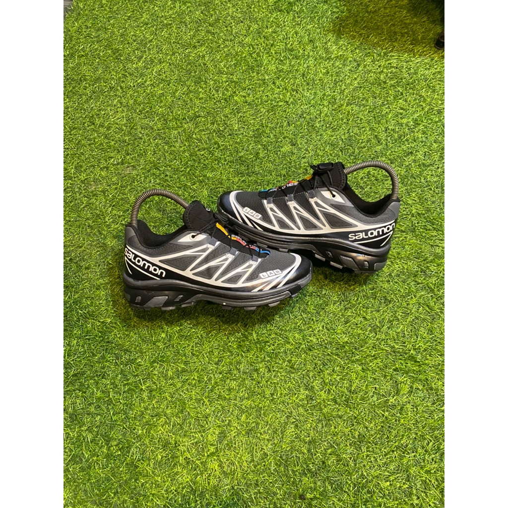 Sepatu Solomon