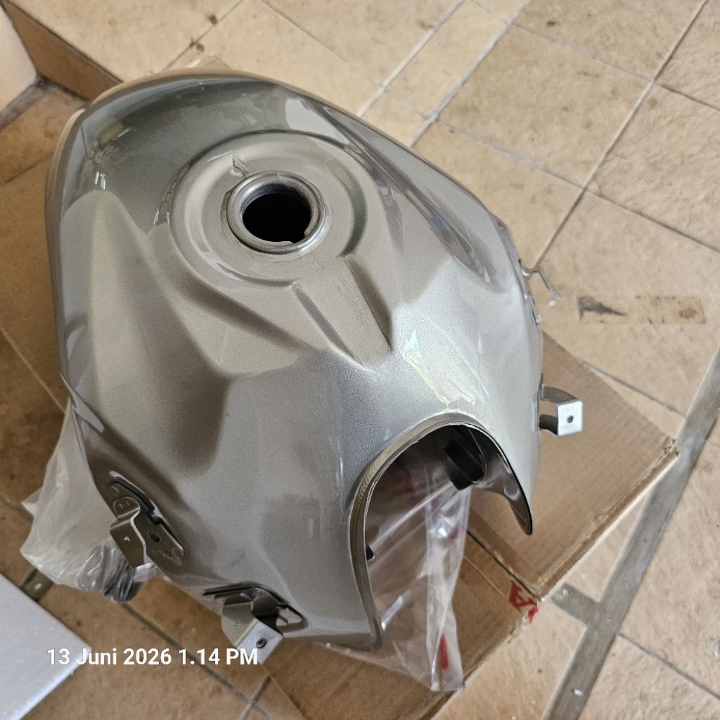 Tangki bensin honda New Megapro carbu[monoskok] silver . 17510-KYE-900DSM