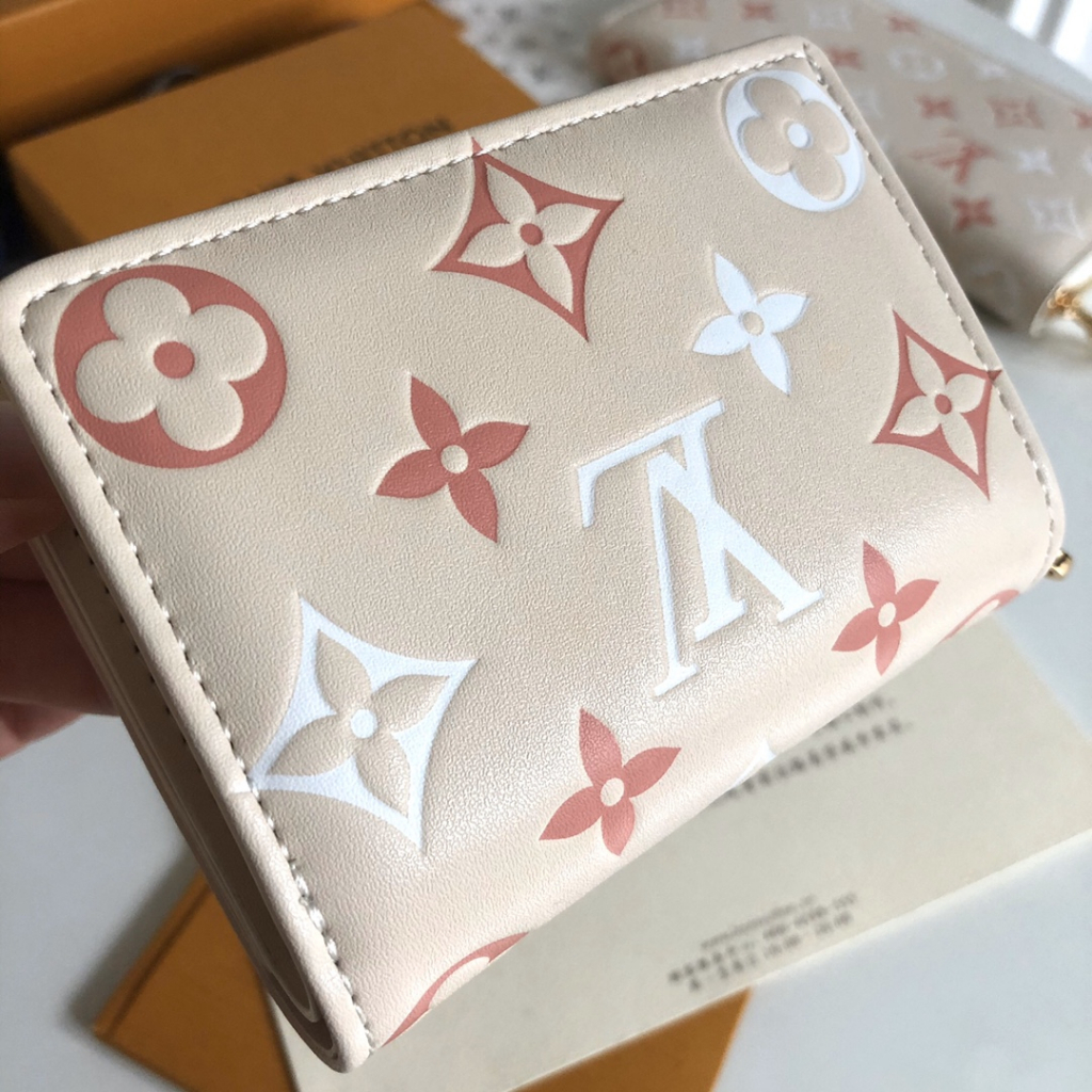 Tas dompet wanita Louis Vuitton bekas dari Prancis, berbahan kulit domba warna putih susu yang lembu