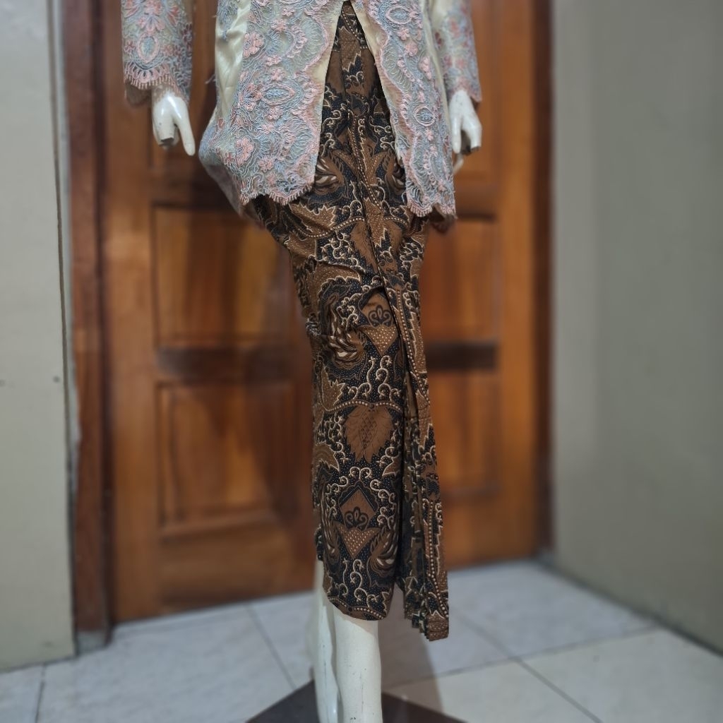 Kain dan Rok Wiru Batik Kembang Wijaya Kusuma Coklat Tua