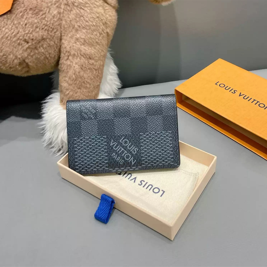 Dompet Louis Vuitton kondisi baru (new old stock), model N60431, berbahan kanvas berlapis warna abu-