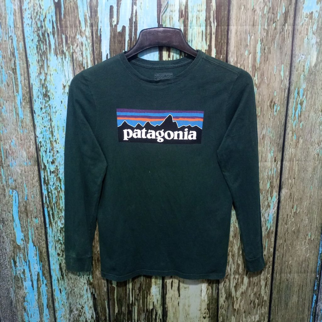 Long slave / kaos panjang PATAGONIA bagus size S  (P 65cm L 46cm)