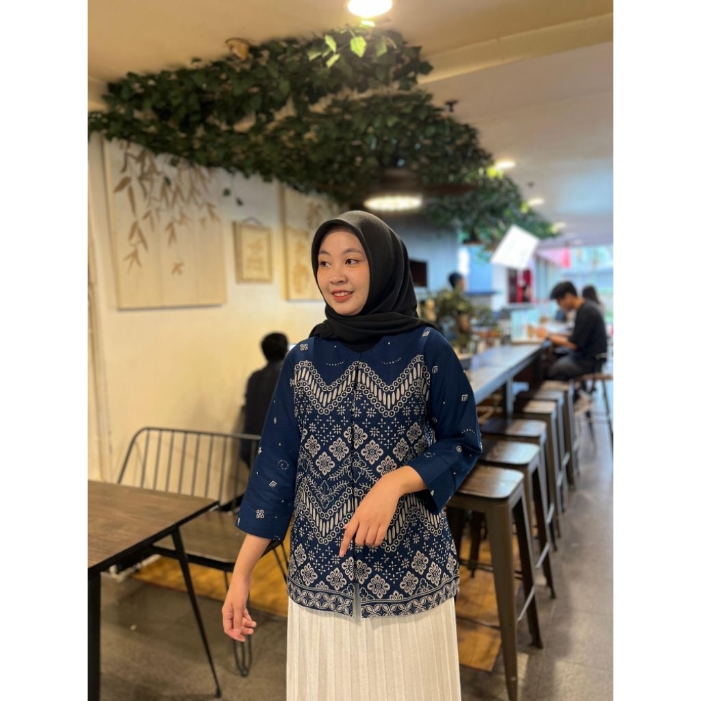 Blouse Batik Atasan Wanita Qistina batik motif Biru Siger bahan katun model kancing depan sudah lapi