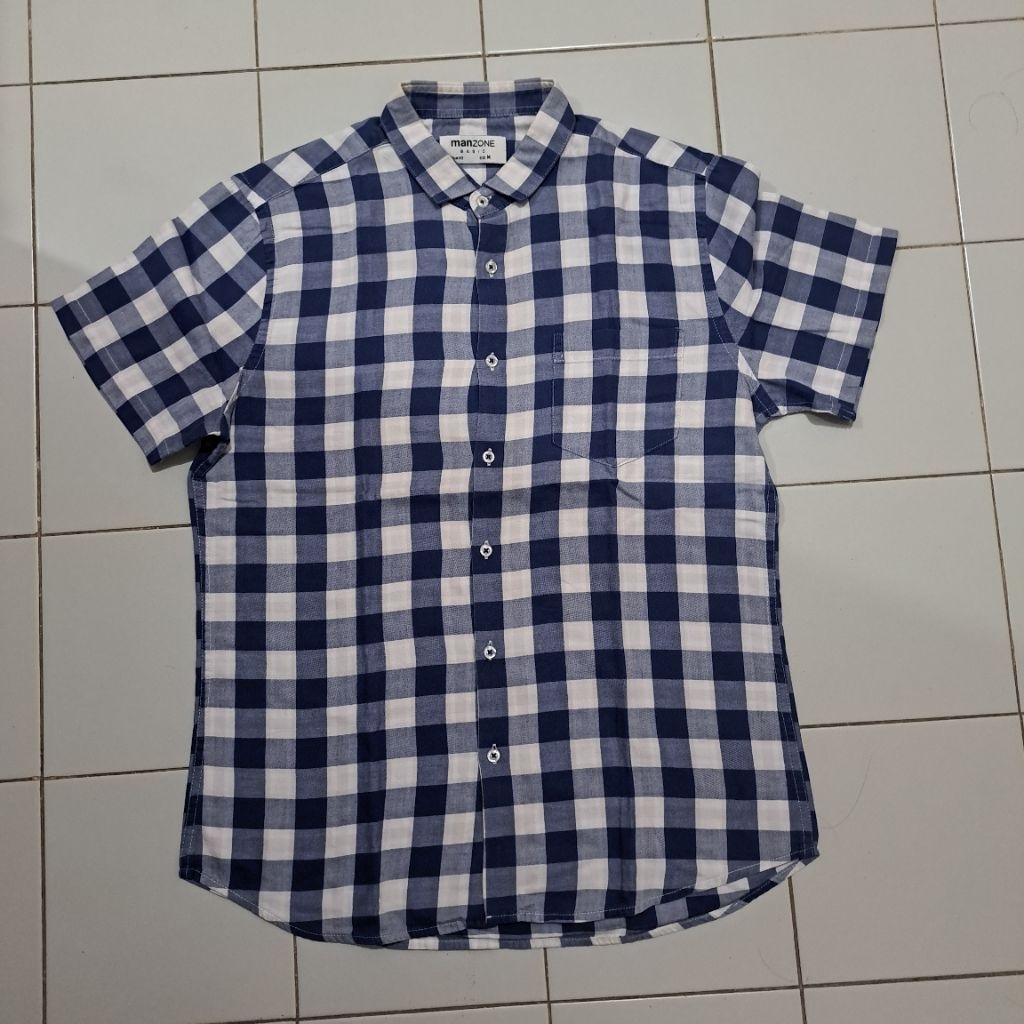 (PRELOVED) Kemeja Manzone Basic Slim Fit Pria Motif Kotak Gingham Biru Putih Lengan Pendek Kasual Ke