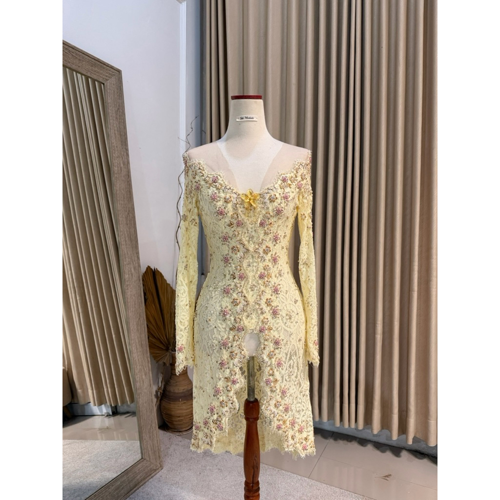 kebaya wisuda graduation tunangan engagement lamaran  resepsi nikahan akad siti modiste butter yello