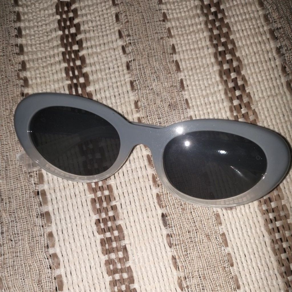 Kacamata Hitam Bentuk Oval Kecil Warna Permen Gaya Vintage Hip Hop