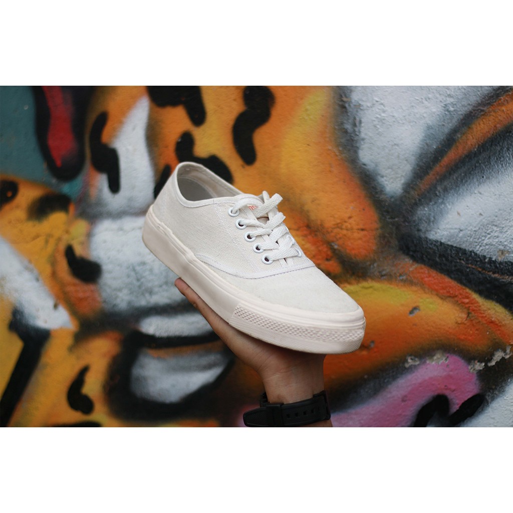 Sepatu Johnson Astro Milky