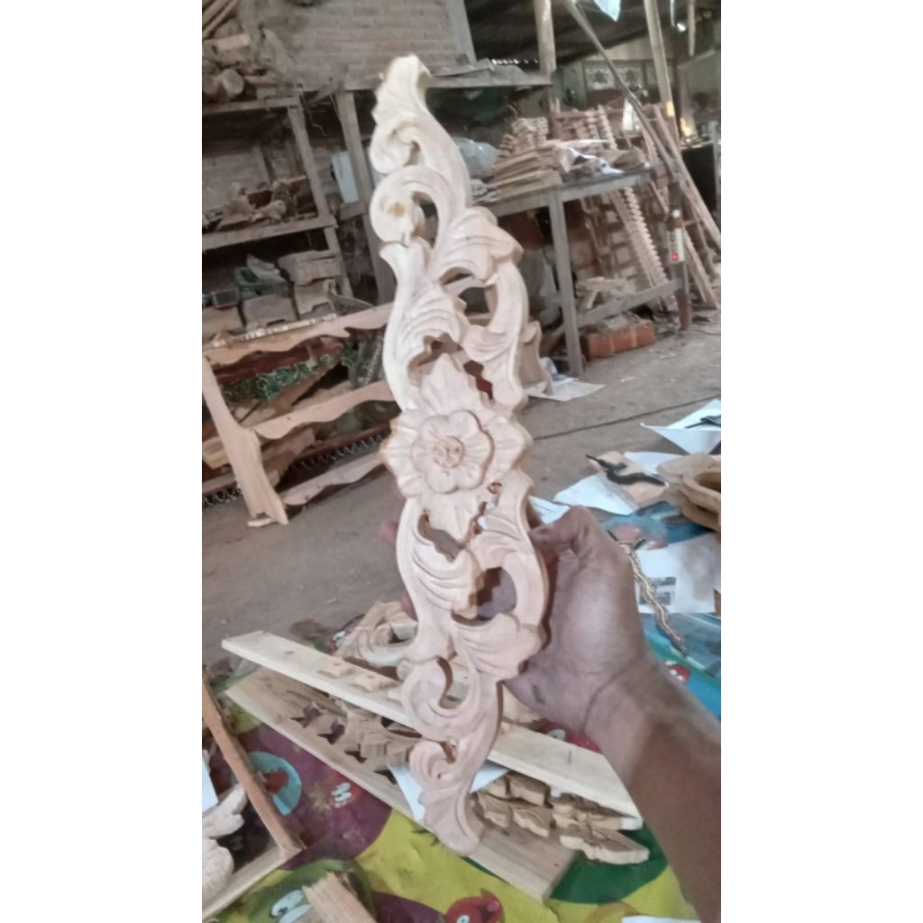 Ornamen Ukir Kayu Tempel Motif Bunga Mentahan