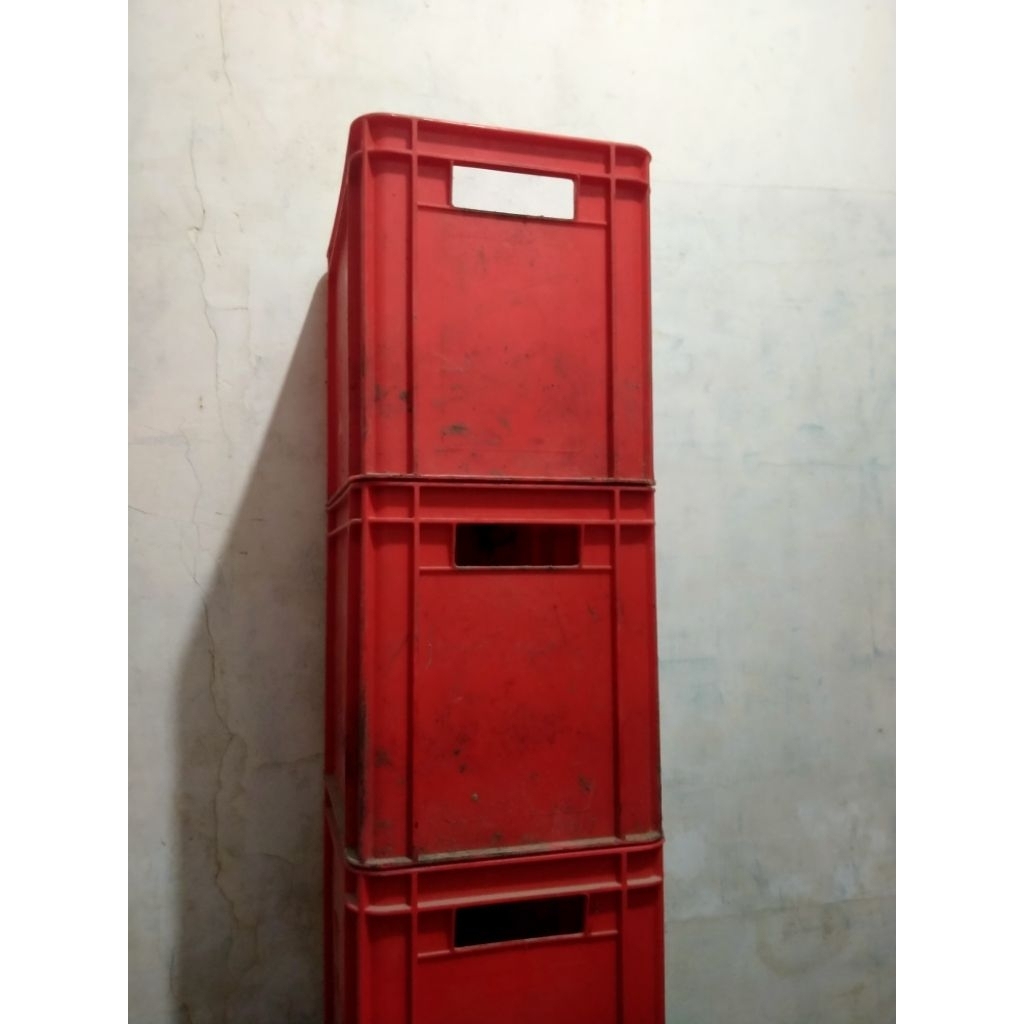 KRAT BEKAS WARNA MERAH