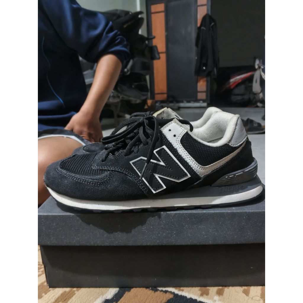 NB 574 Classic Black and White