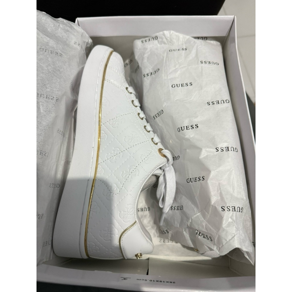 Sepatu guess