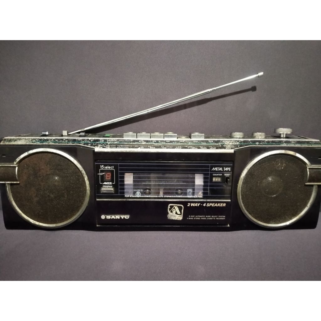 Radio tape jadul Sanyo mini boombox nyala