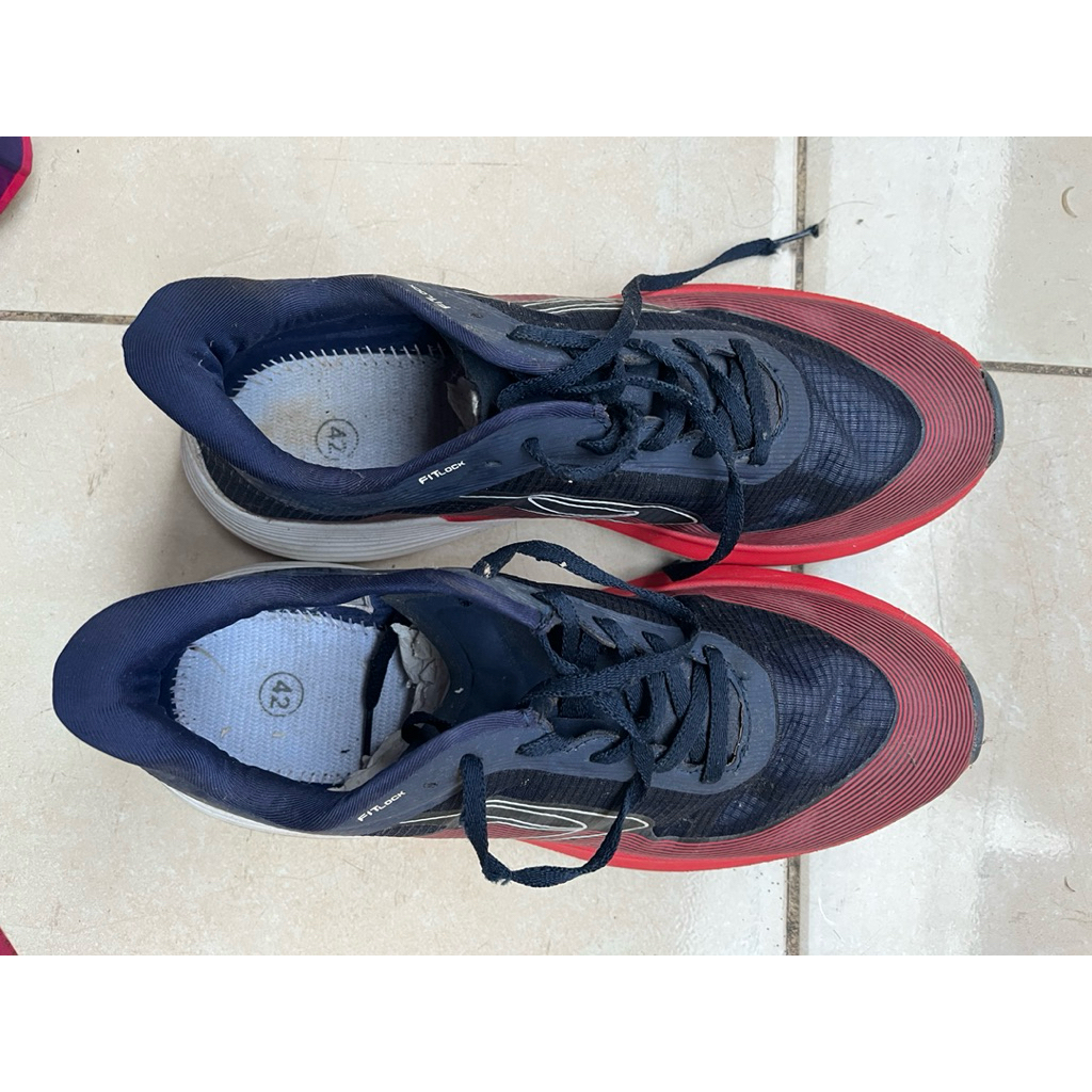 Sepatu Lari 910 size 42