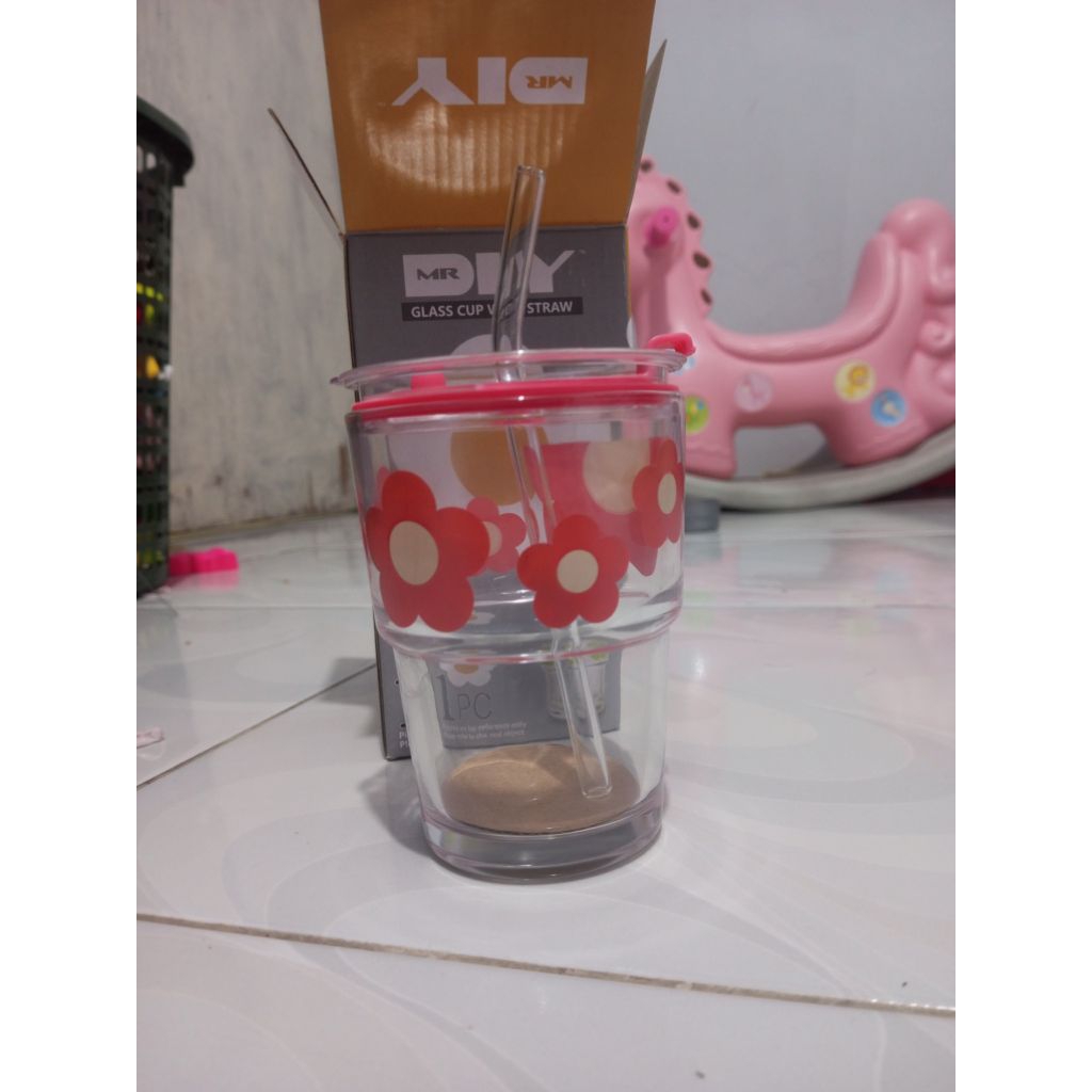 Glass cup with straw merk Mr.DIY (gelas minum ada tutupnya)