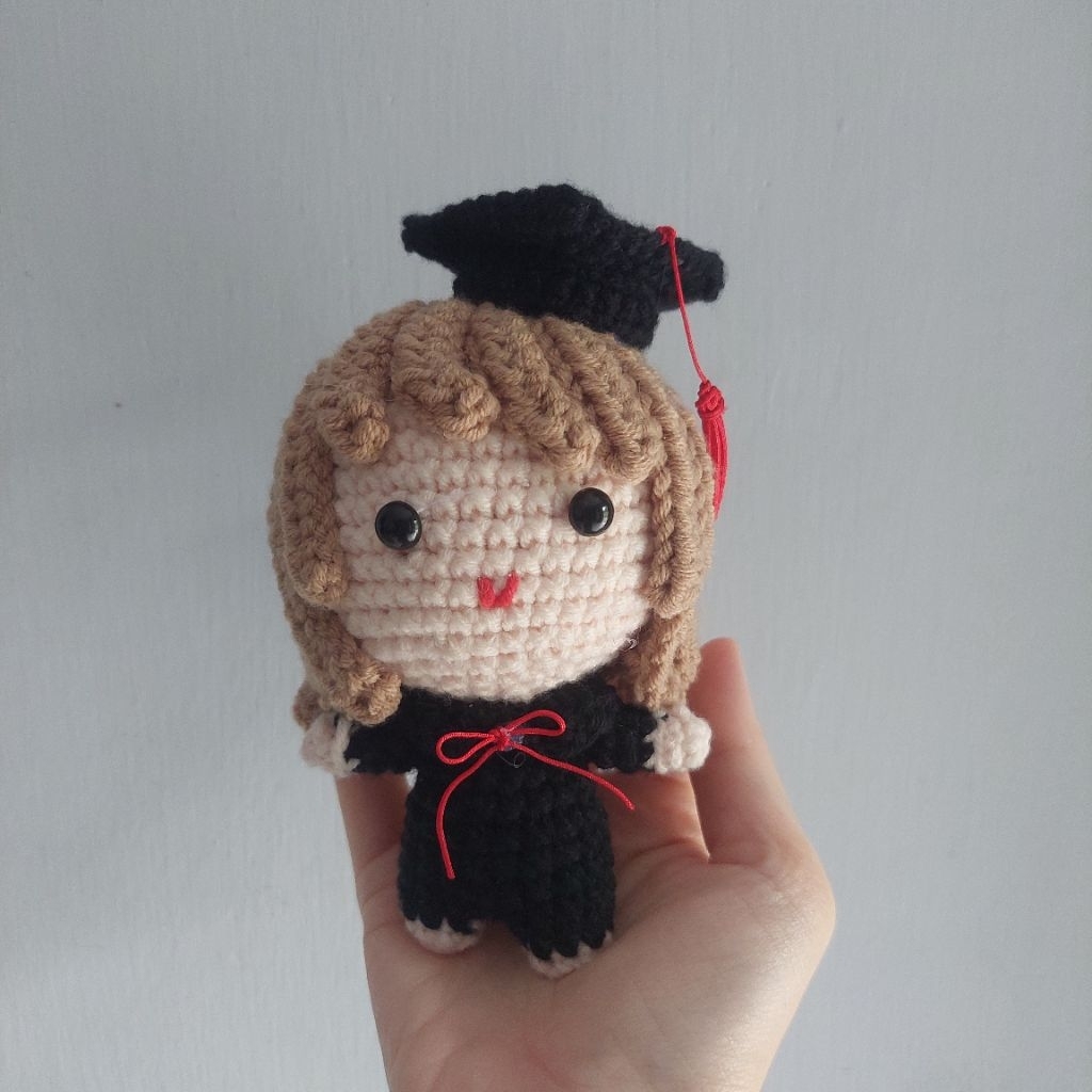 Boneka wisuda - Boneka rajut wisuda