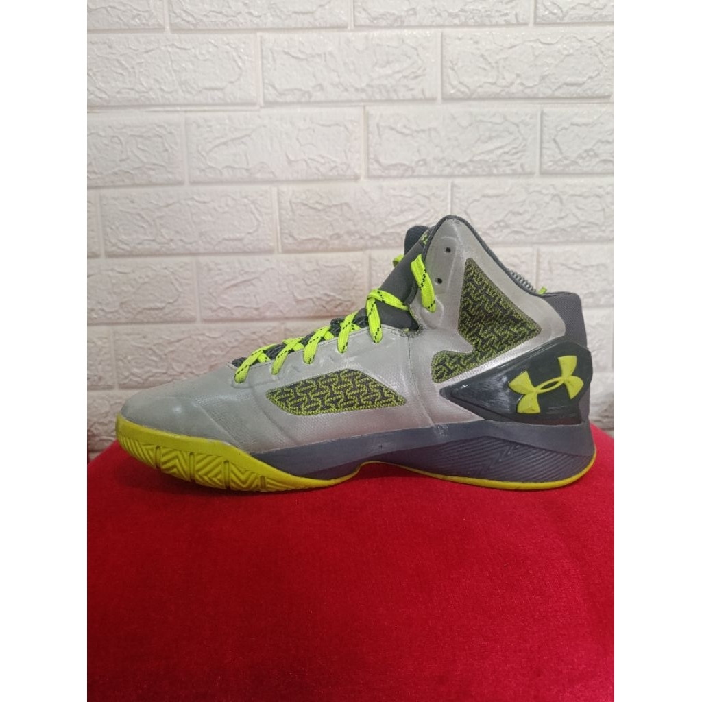 Sepatu sneaker running basket hiking outdoor second seken branded Under Armor hijau original