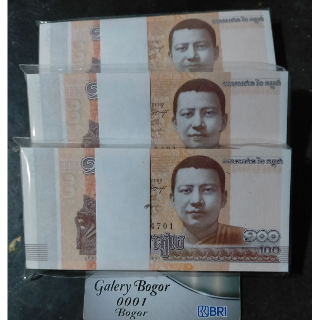 1 gepok uang 100 riel Kamboja