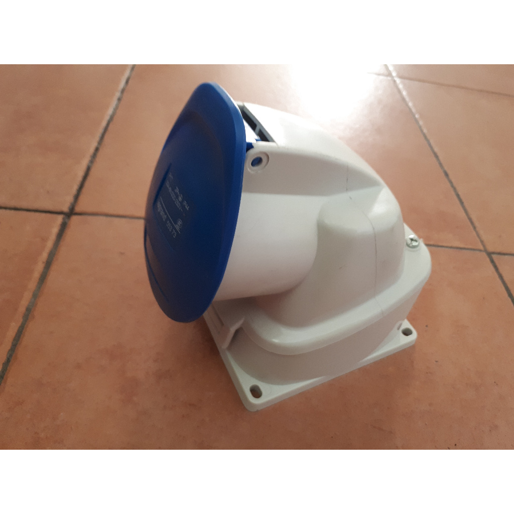 Legrand IP44 3-pin Wall Socket 55373 untuk kabel daya tinggi