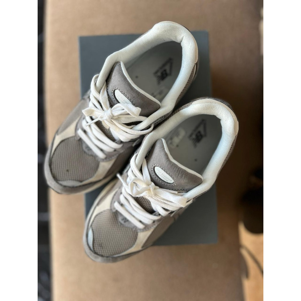 PRELOVED Sepatu New Balance (NB) 2002R