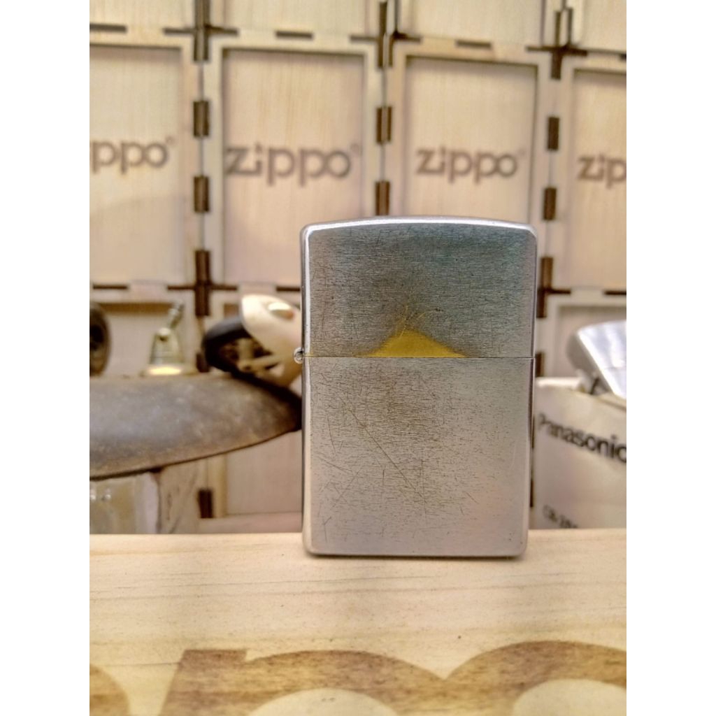 original Zippo Brushed chrome flat bottom Romawi 1999 denting nyaring