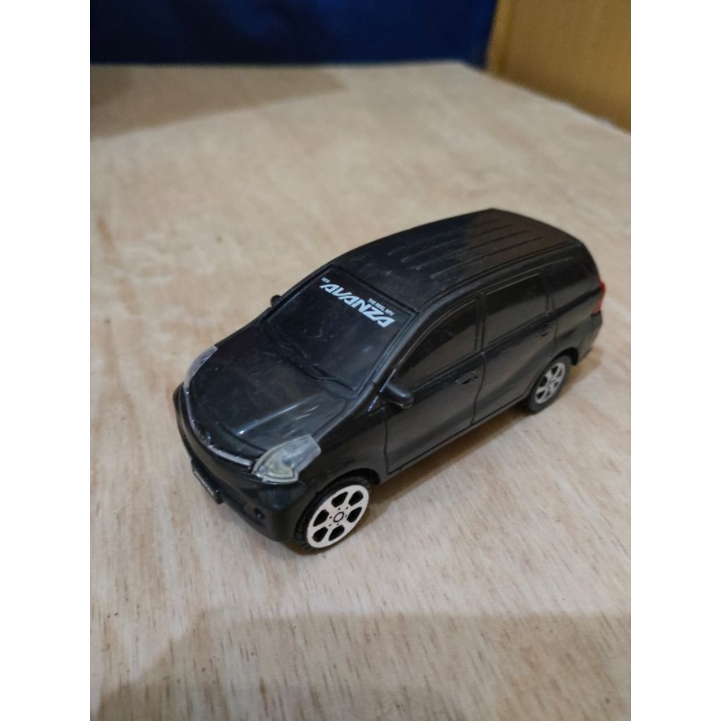 Diecast Xenia Skala 1/43 Bahan campuran Plastik Bahan Custom Mobil Miniature Xenia