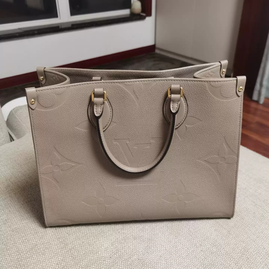Preloved dari Prancis – Tas Louis Vuitton OnTheGo MM ini hadir dalam kulit sapi bertekstur emboss wa