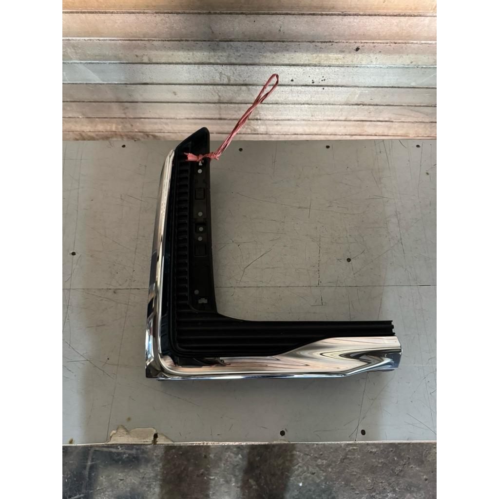 List Chrome Cover Lampu Reflektor Bemper Belakang Toyota Vellfire 2023-2026 Kiri Original