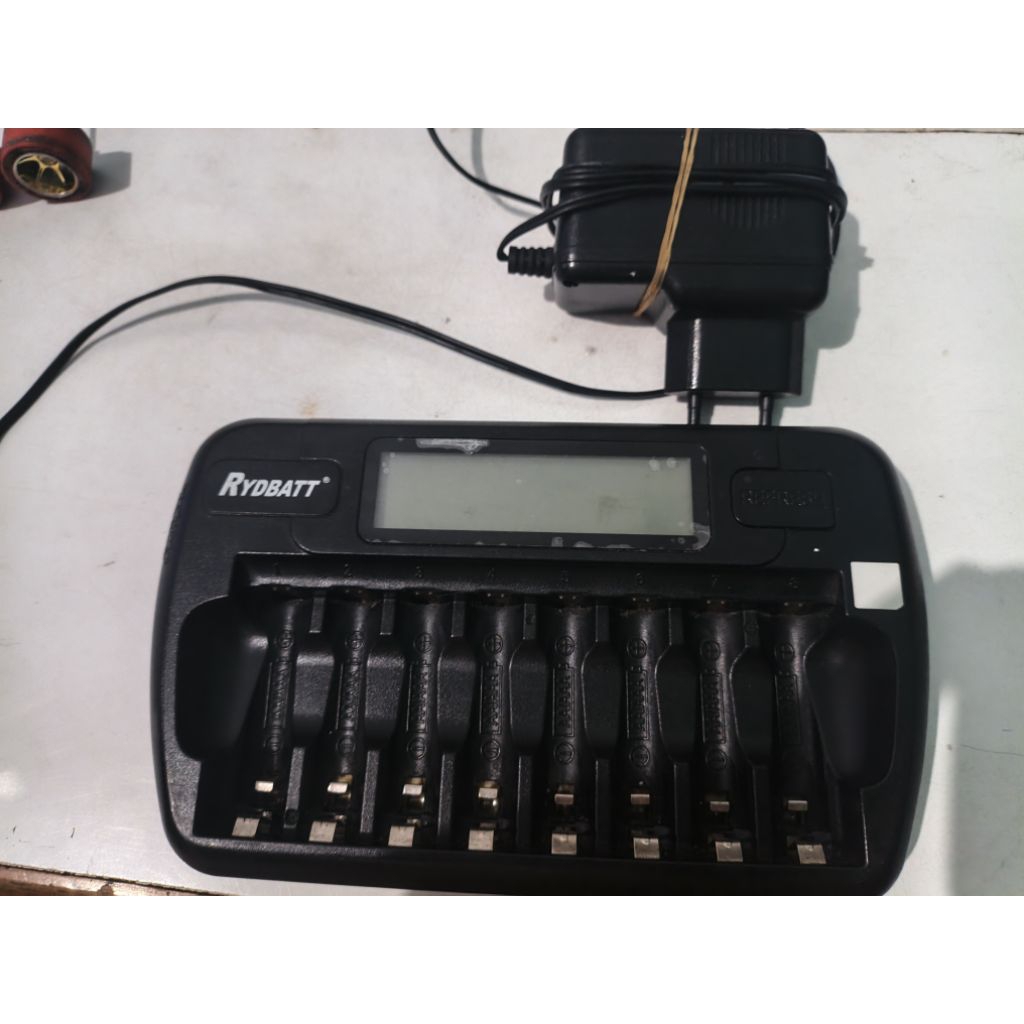 Charger Rydbatt 8 Slot Hitam