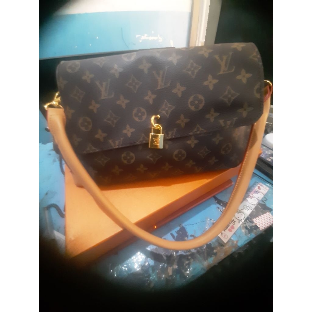 tas bahu LV like new,new model bahan lentur