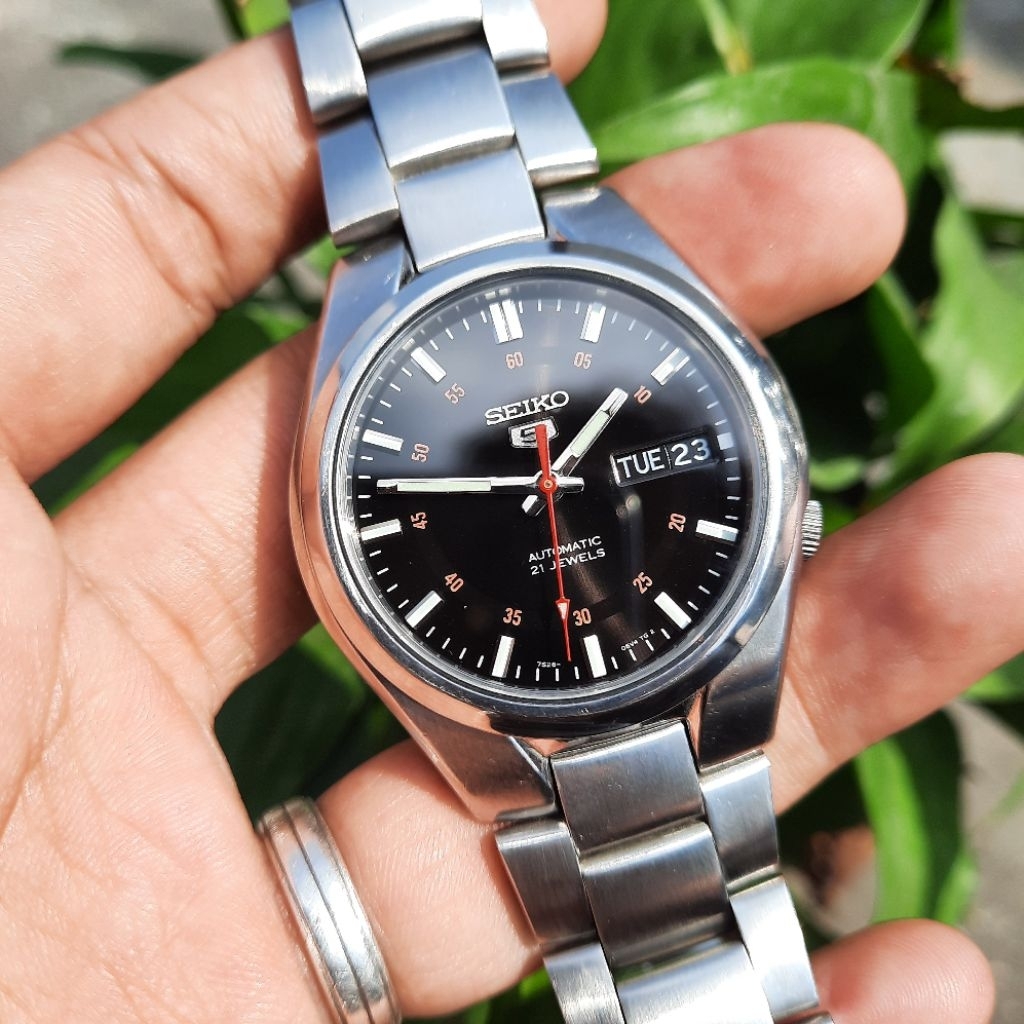 Seiko 5 Automatic SNK617K1 Hitam Black Red SNK617 7S26-02F0