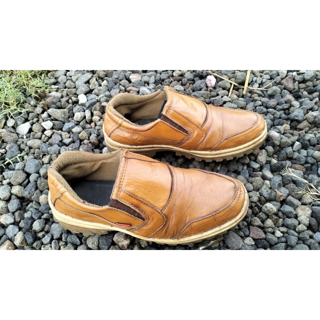 sepatu santai kulit Kickers 40 second