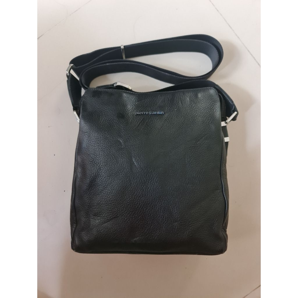 256. Pierre Cardin SlingBag Men Pria Black
Preloved
Leather Kulit Asli

Size : 22cm x 5cm × 25cm