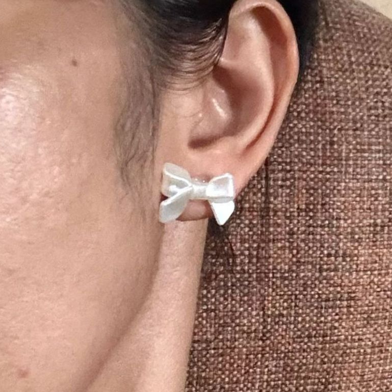 Gayawinna Anting Tusuk Kecil Pita Putih Anting Manis Cantik Anting Tusuk Model Pita GWT252